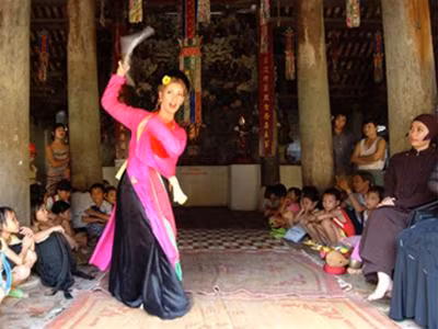 Eleanor lả lơi trong trích đoạn chèo cổ Thị Mầu lên chùa, biểu diễn tại chùa Thổ Hà, xã Vân Hà, huyện Việt Yên, Bắc Giang Ảnh: Tuổi Trẻ