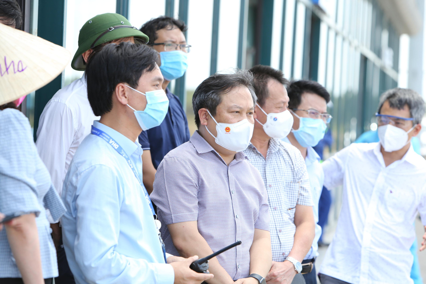 Có mặt tại khu vực sân bay Đồng Hới, ông Vũ Đại Thắng -Bí thư Tỉnh uỷ Quảng Bình cho biết: “Các công dân đã trở về quê an toàn, chúng ta phải đảm bảo tất cả các điều kiện tốt nhất để những công dân “đặc biệt” này thực hiện việc cách ly y tế và sớm trở về với gia đình”… Có mặt tại khu vực sân bay Đồng Hới, ông Vũ Đại Thắng -Bí thư Tỉnh uỷ Quảng Bình cho biết: “Các công dân đã trở về quê an toàn, chúng ta phải đảm bảo tất cả các điều kiện tốt nhất để những công dân “đặc biệt” này thực hiện việc cách ly y tế và sớm trở về với gia đình”…