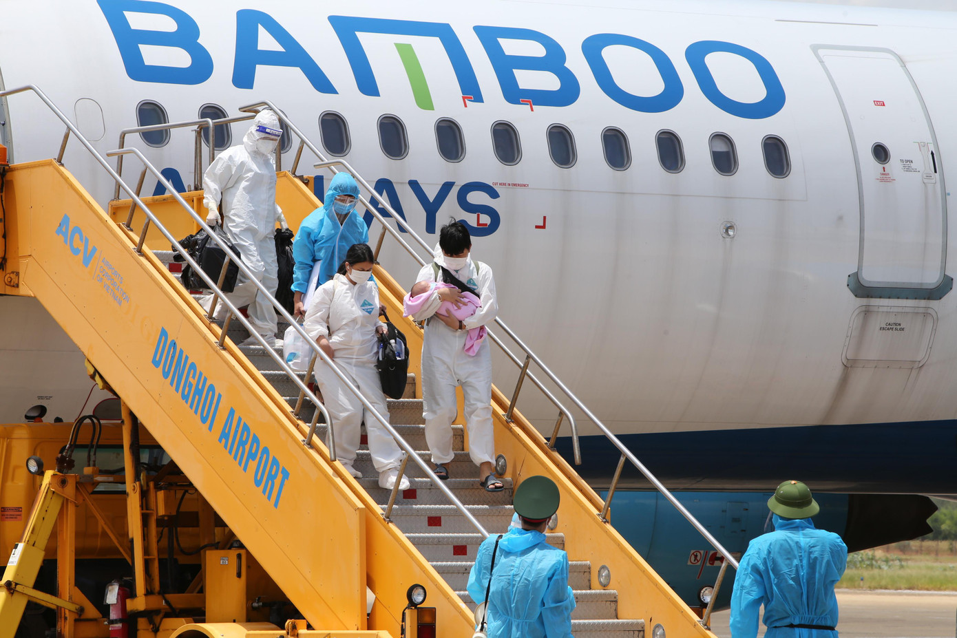 Công dân đầu tiên rời khỏi máy bay Công dân đầu tiên rời khỏi máy bay