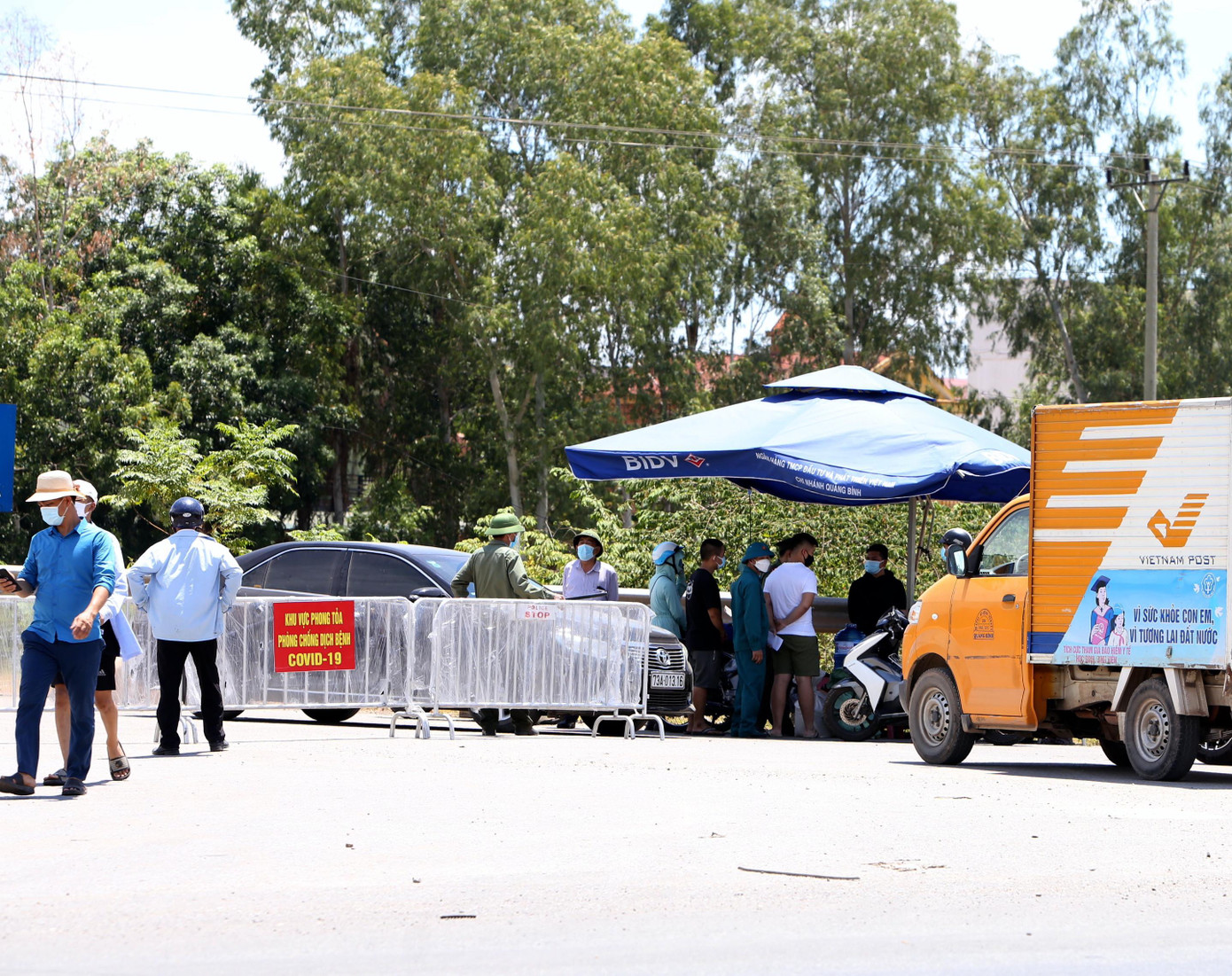 Chốt chặn kiểm soát người ra vào Tp. Đồng Hới ở đường giao nhau với đường tránh Tp. Đồng Hới.
