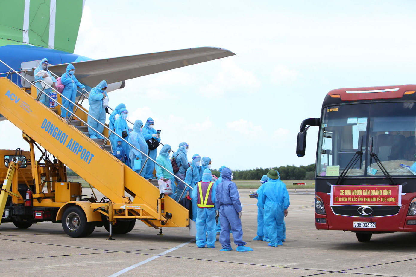 “Chúng tôi cảm ơn lãnh đạo UBND tỉnh Quảng Bình đã quan tâm và tạo điều kiện cho chúng tôi trở về quê hương. Chúng tôi rất cảm động trước sự quan tâm này và sẽ thực hiện tốt việc cách ly y tế để sớm trở về trong vòng tay yêu thương của gia đình mình”… Chị HIền ở Lệ Thuỷ - Quảng Bình chia sẻ. Trong ảnh: Những “công dân” đặc biệt lên xe và được đưa thẳng về khu cách ly “Chúng tôi cảm ơn lãnh đạo UBND tỉnh Quảng Bình đã quan tâm và tạo điều kiện cho chúng tôi trở về quê hương. Chúng tôi rất cảm động trước sự quan tâm này và sẽ thực hiện tốt việc cách ly y tế để sớm trở về trong vòng tay yêu thương của gia đình mình”… Chị HIền ở Lệ Thuỷ - Quảng Bình chia sẻ. Trong ảnh: Những “công dân” đặc biệt lên xe và được đưa thẳng về khu cách ly