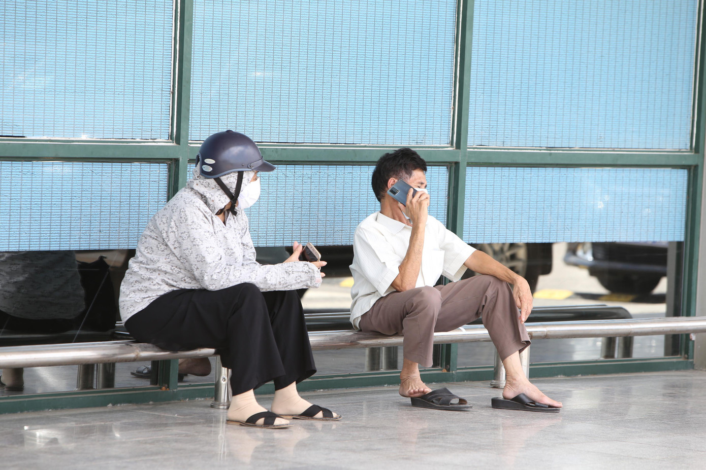 Ngoài sân bay, hai ông bà già duy nhất đã lặn lội hơn 40km đến chỉ mong nhìn thấy con cháu nhưng không thể được đành gọi điện để nắm tình hình sức khoẻ của con cháu mình. Ngoài sân bay, hai ông bà già duy nhất đã lặn lội hơn 40km đến chỉ mong nhìn thấy con cháu nhưng không thể được đành gọi điện để nắm tình hình sức khoẻ của con cháu mình.