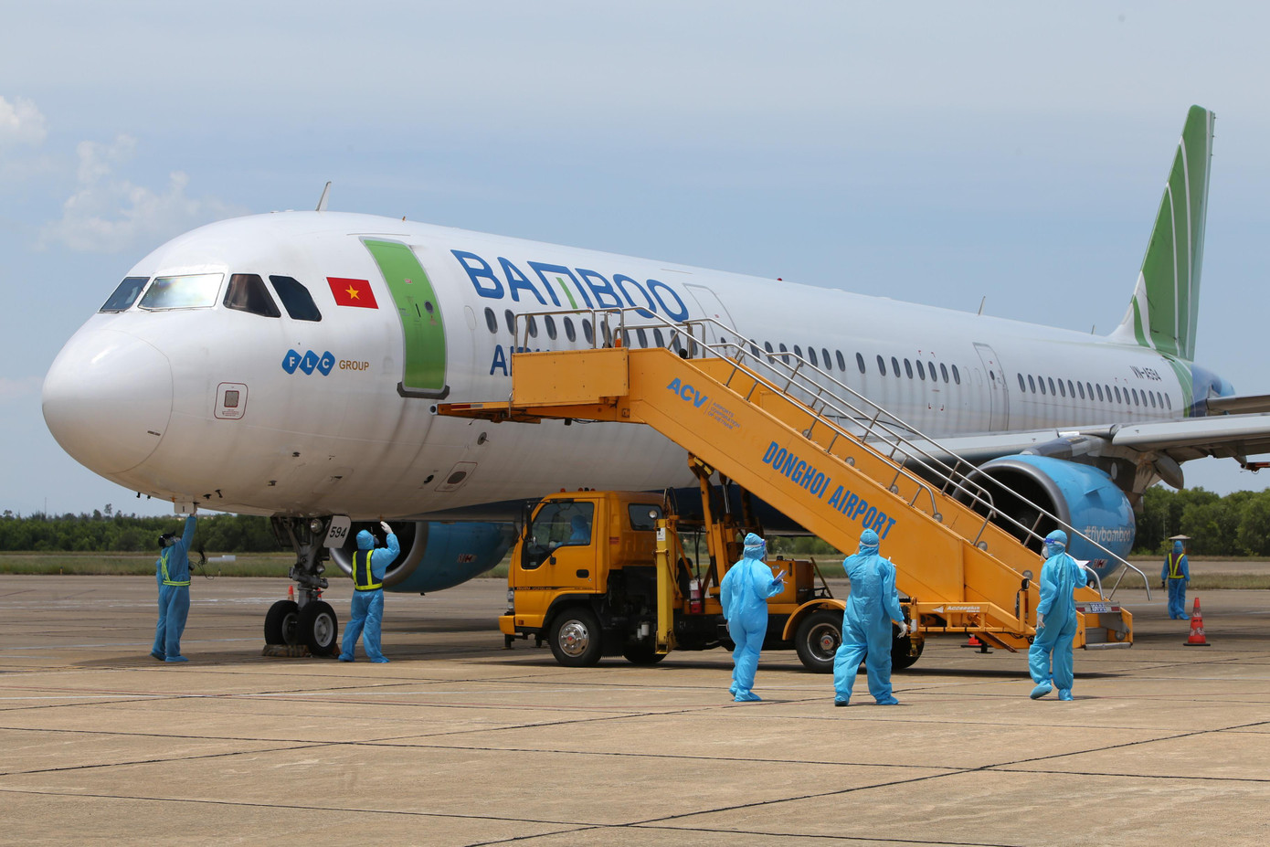 Ngày 22/8, hai chuyến bay tuyến Sài Gòn – Đồng Hới đã đưa khoảng 400 công dân Quảng Bình là những “bà bầu” trẻ nhỏ và những người có hoàn cảnh đặc biệt khó khăn đã về đến quê hương. Những người này sau khi rời máy bay được đưa đến khu cách ly y tế đã được tỉnh Quảng Bình chuẩn bị tại trường Cao đẳng Luật miền Trung. Toàn bộ chi phí đi lại, việc cách ly y tế đều được UBND tỉnh Quảng Bình chi trả. Đúng 12h5p, chuyến bay đầu tiên đã hạ cánh xuống sân bay Đồng Hới. Ngày 22/8, hai chuyến bay tuyến Sài Gòn – Đồng Hới đã đưa khoảng 400 công dân Quảng Bình là những “bà bầu” trẻ nhỏ và những người có hoàn cảnh đặc biệt khó khăn đã về đến quê hương. Những người này sau khi rời máy bay được đưa đến khu cách ly y tế đã được tỉnh Quảng Bình chuẩn bị tại trường Cao đẳng Luật miền Trung. Toàn bộ chi phí đi lại, việc cách ly y tế đều được UBND tỉnh Quảng Bình chi trả. Đúng 12h5p, chuyến bay đầu tiên đã hạ cánh xuống sân bay Đồng Hới.