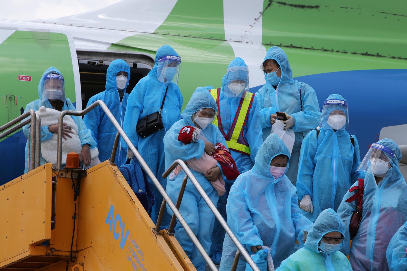 Nhiều công dân “đặc biệt” tay bồng tay bế những đứa trẻ rời sân bay. Nhiều công dân “đặc biệt” tay bồng tay bế những đứa trẻ rời sân bay.