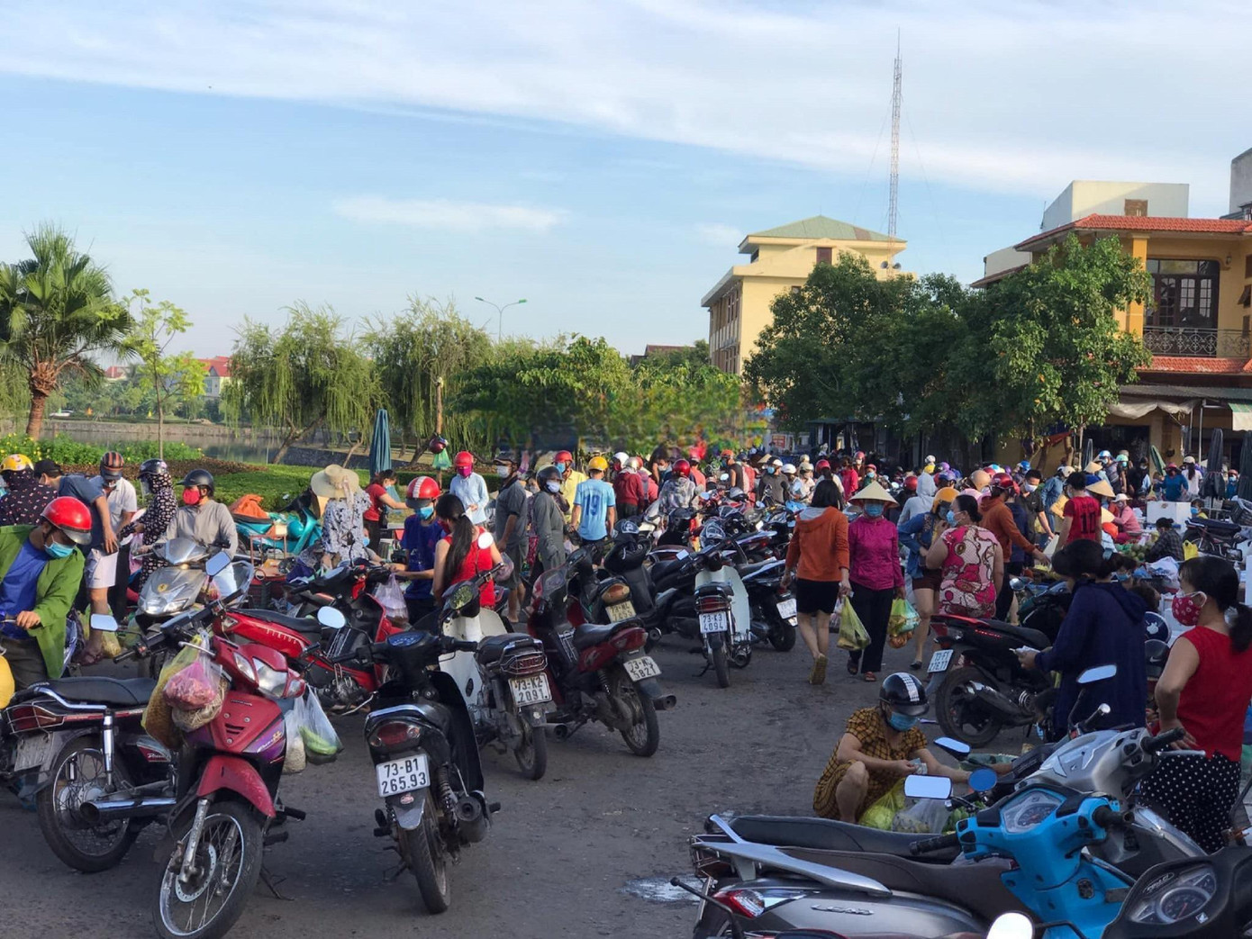 Đông người dân đi chợ bất chấp việc Tp. Đồng Hới thực hiện chỉ thị 16 của Thủ tướng Chính phủ từ 6h ngày 26/8.