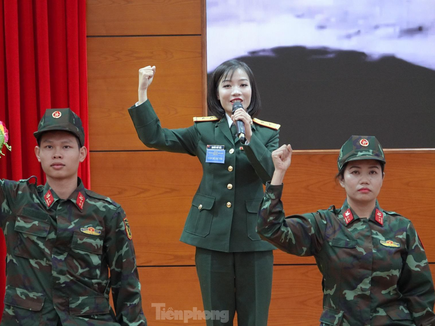 Trung úy quân nhân chuyên nghiệp Nguyễn Thủy Tiên (Tổng cục Hậu cần) thể hiện tài hùng biện