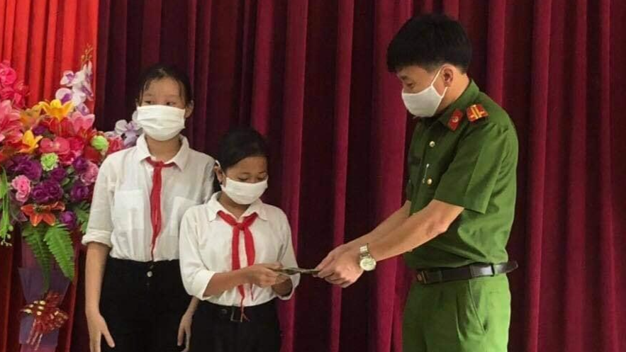 Công an xã Thượng Hóa (Minh Hóa - Quảng Bình) nhận bàn giao số tiền 7 triệu đồng mà hai em học sinh nhặt được.