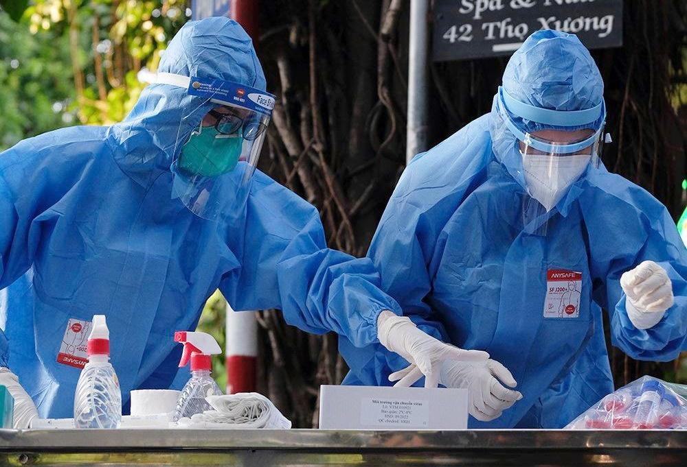 Xét nghiệm tại BV Việt Đức - Ảnh: Hoàng Mạnh Thắng