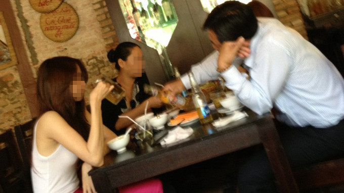 Chuốc bia cho các cô gái nhậu thuê cũng là thói quen thường gặp của nhiều ông khách - Ảnh: T.M