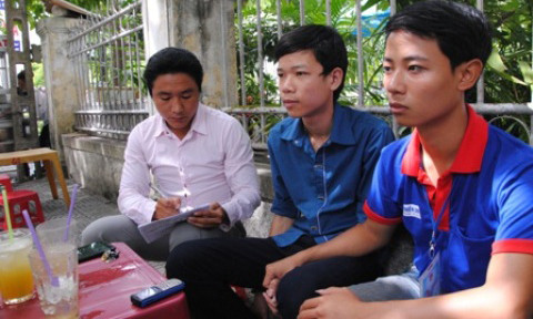 Tác giả cùng Nguyễn Văn Minh và sinh viên tình nguyện của trường Đại học khoa học Huế. . Tác giả cùng Nguyễn Văn Minh và sinh viên tình nguyện của trường Đại học khoa học Huế.