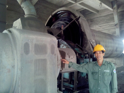 KS Phan Văn Hồng luôn tìm tòi, nghiên cứu cải tiến máy móc thiết bị nhằm tăng hiệu quả sản xuất, giảm chi phí điện năng. KS Phan Văn Hồng luôn tìm tòi, nghiên cứu cải tiến máy móc thiết bị nhằm tăng hiệu quả sản xuất, giảm chi phí điện năng