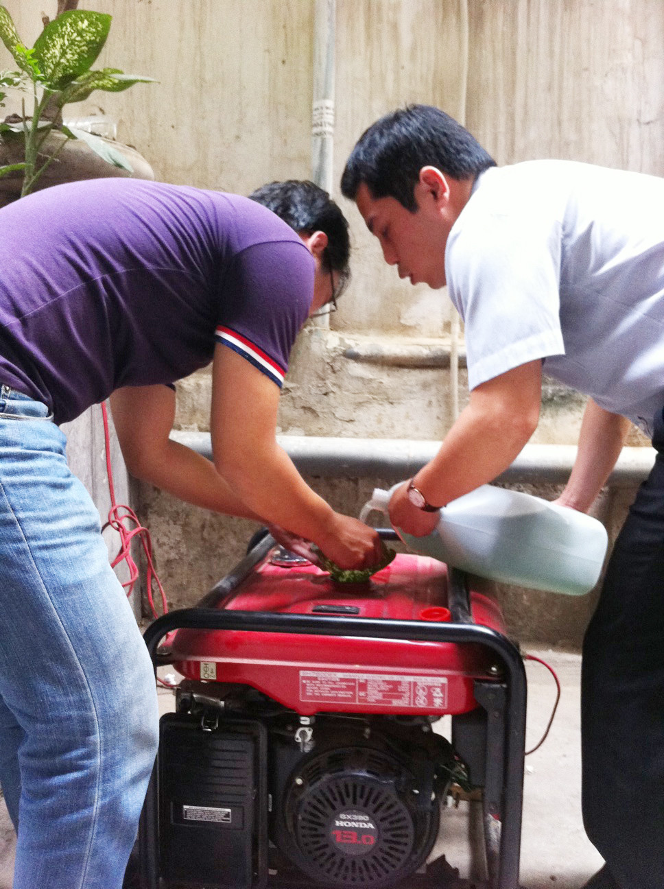 Dùng máy phát để chống mất điện. Ảnh: M.Đ. Dùng máy phát để chống mất điện Ảnh: M.Đ