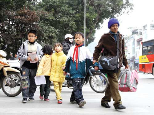 Tan học, nhiều HS phải tiếp tục đến lớp học thêm để có nhiều khả năng vào được lớp chọn. Ảnh: Ngọc Thắng