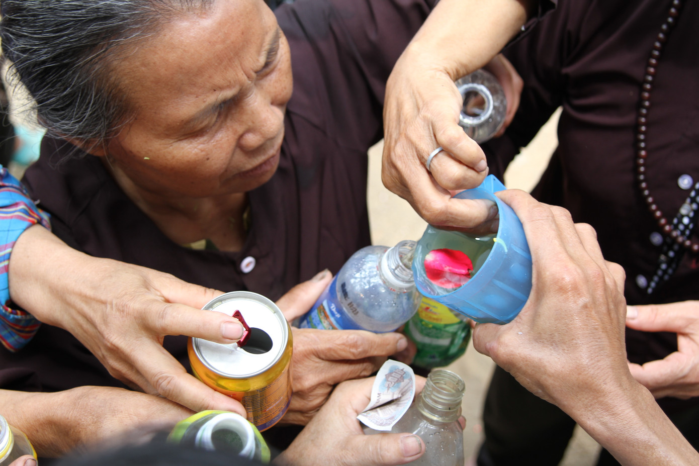 Sau khi đã tắm cho Phật, nước thơm trở thành nước thiêng được mọi người nâng niu từng giọt mang về nhà. 