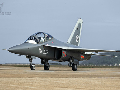 Trung Quốc đang đẩy mạnh xuất khẩu máy bay huấn luyện L-15. Ảnh: Lynx