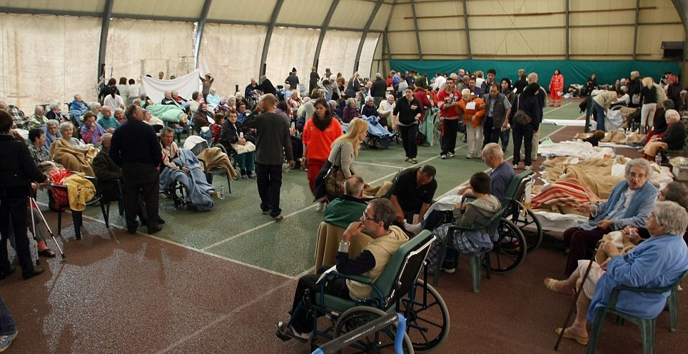 Hình ảnh người dân sơ tán tại trung tâm thể thao của khu vực