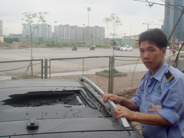 Chiếc xế hộp bị vỡ toang cửa nóc