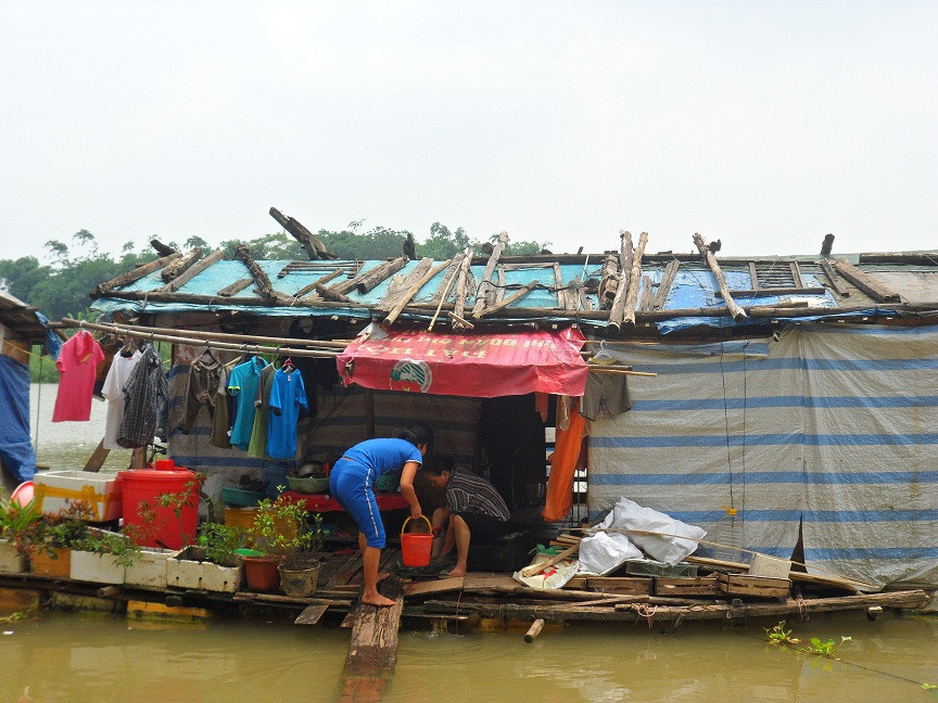 Những “túp lều” lụp xụp trên sông