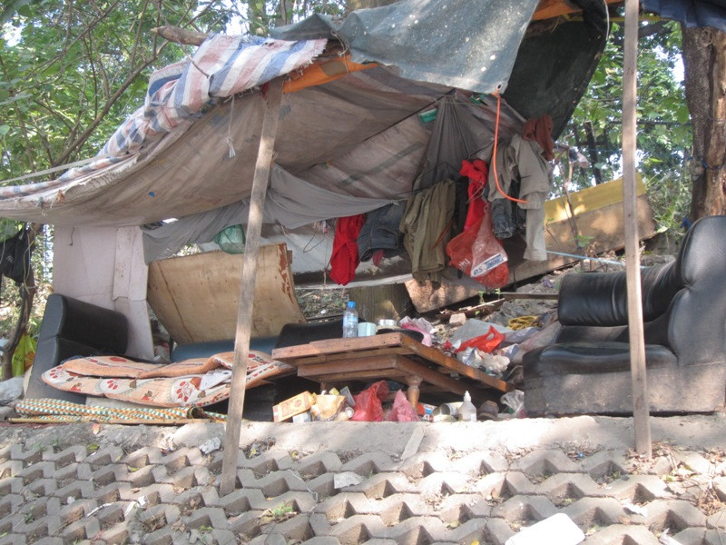 Trời rét mướt họ chỉ có chiếc chăn mỏng cũ để đắp