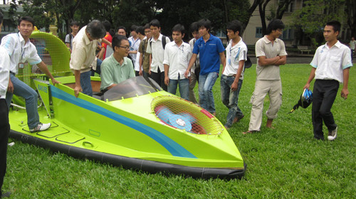 TS Lê Đình Tuân chạy thử con tàu đệm khí trên sân bóng của Trường ĐH Bách khoa TP.HCM. Ảnh: Bảo Thịnh (Tuổi Trẻ) TS Lê Đình Tuân chạy thử con tàu đệm khí trên sân bóng của Trường ĐH Bách khoa TP.HCM