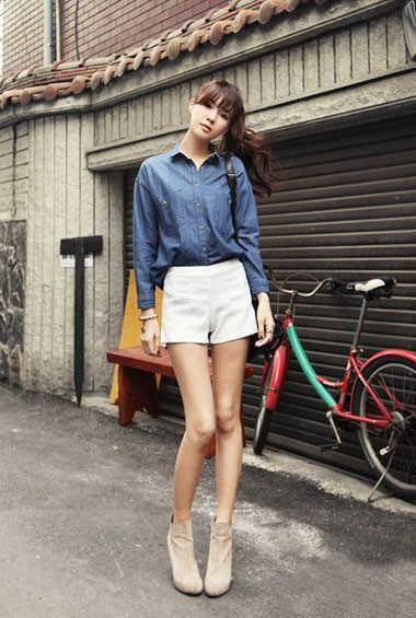 Trong tủ đồ nhà bạn hẳn không thể thiếu quần shorts. Với chức năng mang lại sự thoải mái, năng động cũng như giúp bạn gái “khoe” đôi chân thon cuốn hút, quần shorts lúc nào cũng được xếp vào list những món đồ cô nàng nào cũng phải có mỗi khi hè tới. Bạn sẽ vô cùng nổi bật cùng short hoa mang nhiều màu sắc được cách điệu với các họa tiết hoa nhỏ, to khác nhau. Bạn nên kết hợp short họa tiết hoa với áo có gam màu đơn sắc như màu đen, màu be, màu trắng... Khắc phục nhược điểm của quần short hơi thô cứng và chật chội hay những chiếc váy ngắn khiến chúng mình có thể gặp sự cố “hớ hênh” khi vận động, quần short váy là sự kết hợp hoàn hảo để teen girl khoe vẻ đáng yêu, xinh xắn mà cực kỳ thoải mái. Ngoài ra, các kiểu quần short màu sặc sỡ hay short đều có thể đem đến cho bạn gái nét trẻ trung năng động trong ngày hè.