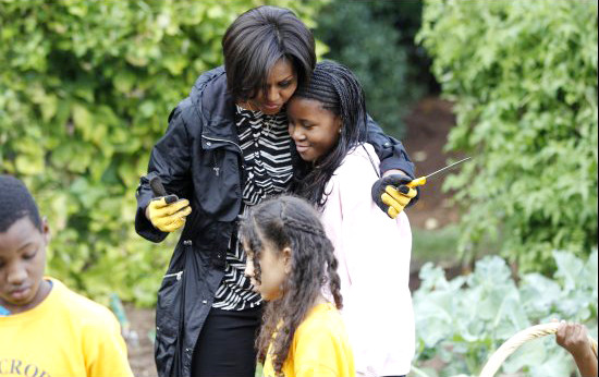 Dịu dàng thủ thỉ với một em học sinh. Dịu dàng thủ thỉ với một em học sinh