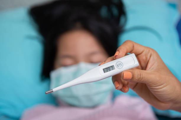 Dấu hiệu đầu tiên của người bị nhiễm sởi là sốt. Dấu hiệu đầu tiên của người bị nhiễm sởi là sốt.