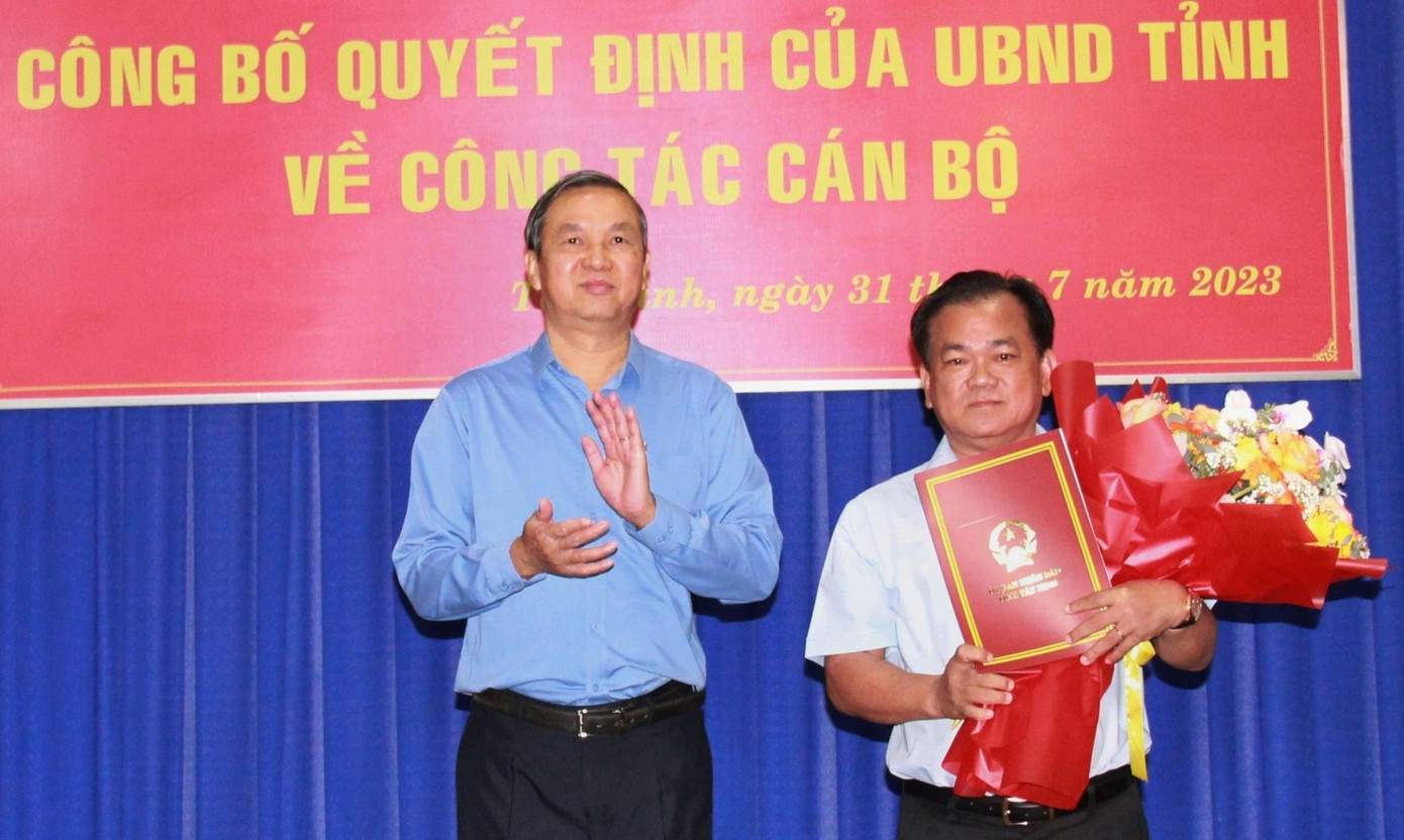 Ông Hà Văn Cung (phải) tân Chủ tịch Công ty Xổ số kiến thiết tỉnh Tây Ninh. Ông Hà Văn Cung (phải) tân Chủ tịch Công ty Xổ số kiến thiết tỉnh Tây Ninh.