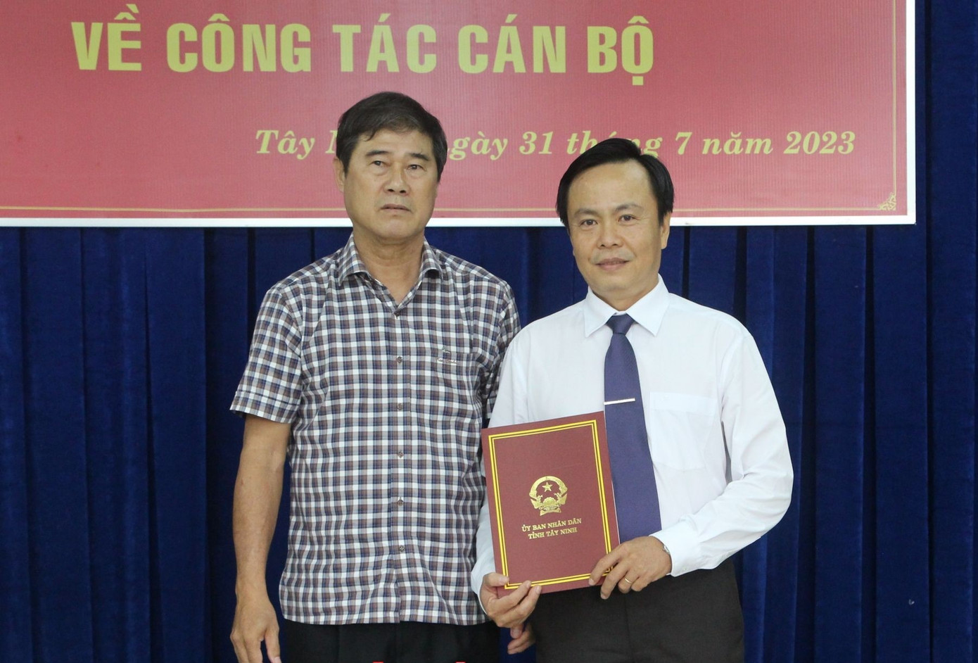 Ông Lương Minh Trí (phải), tân Giám đốc Quỹ Đầu tư phát triển Tây Ninh. Ông Lương Minh Trí (phải), tân Giám đốc Quỹ Đầu tư phát triển Tây Ninh.