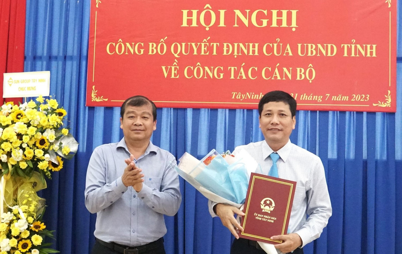 Ông Trần Thái Nam (phải), tân Trưởng Ban Quản lý Khu du lịch quốc gia núi Bà Đen. Ông Trần Thái Nam (phải), tân Trưởng Ban Quản lý Khu du lịch quốc gia núi Bà Đen.