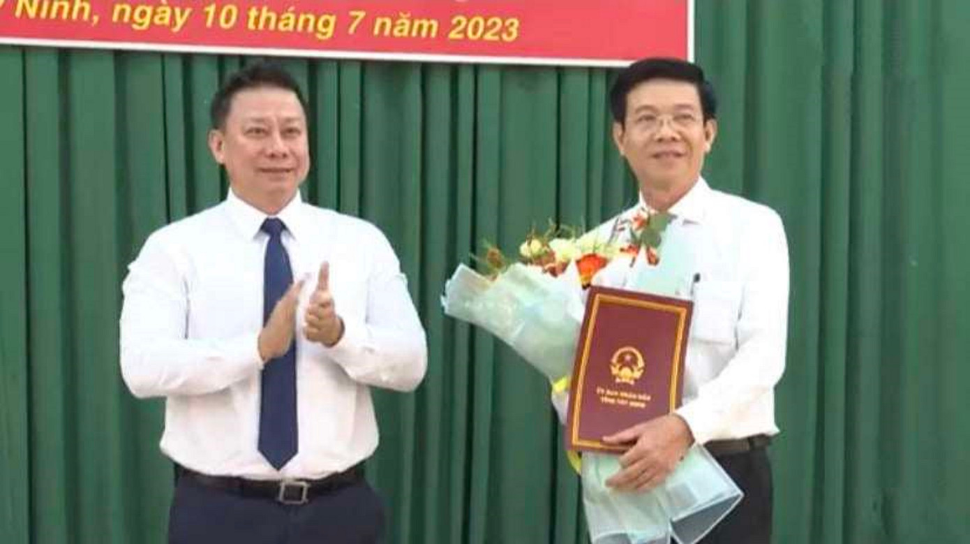 Tuần trước, ông Nguyễn Thanh Ngọc (phải) trao quyết định và tặng hoa chúc mừng ông Nguyễn Văn Phước, tân Giám đốc Sở Giáo dục và Đào tạo. Tuần trước, ông Nguyễn Thanh Ngọc (phải) trao quyết định và tặng hoa chúc mừng ông Nguyễn Văn Phước, tân Giám đốc Sở Giáo dục và Đào tạo.