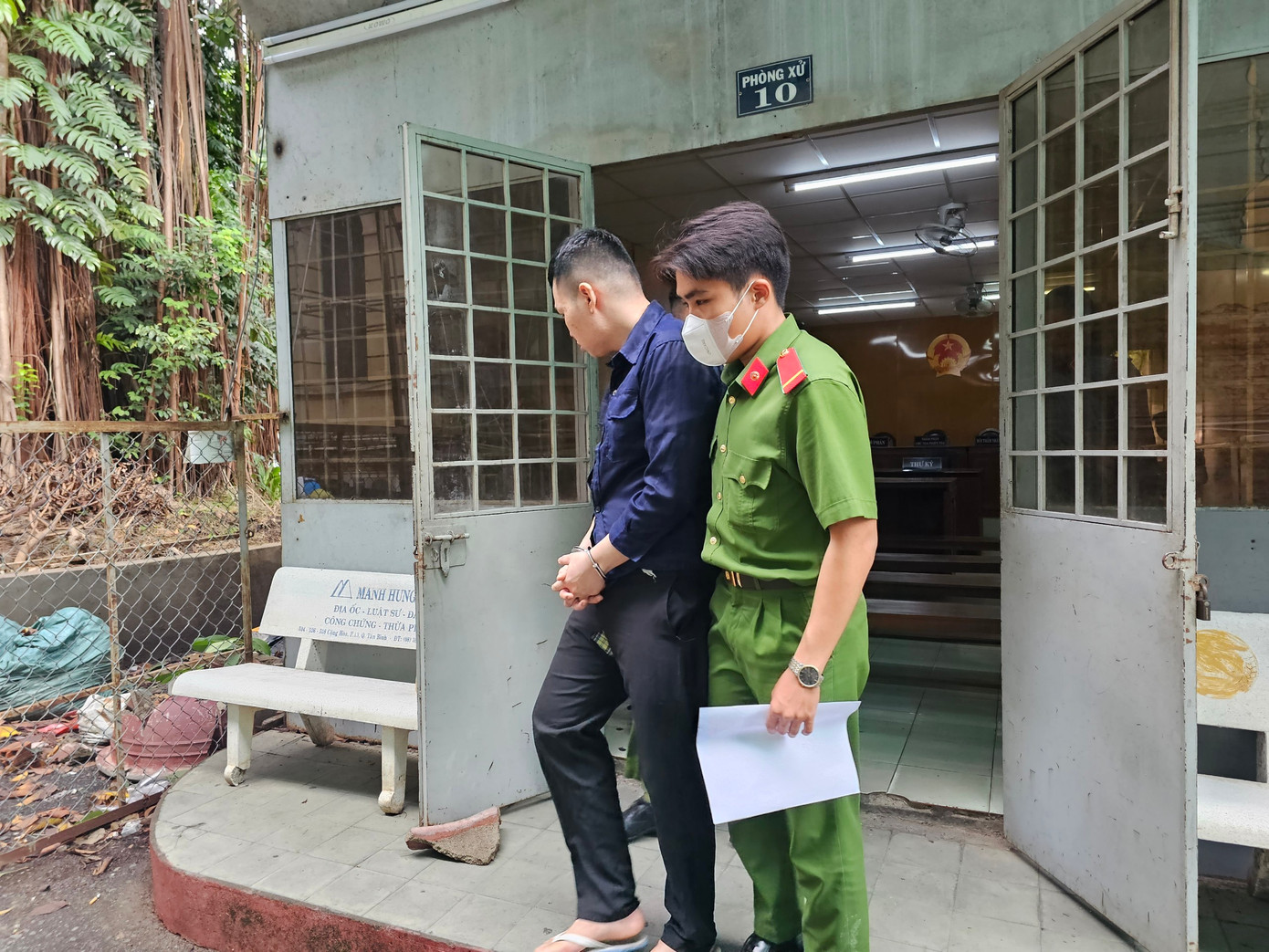 Dẫn giải bị cáo Lê Ngọc Dũng về trại giam sau phiên tòa.