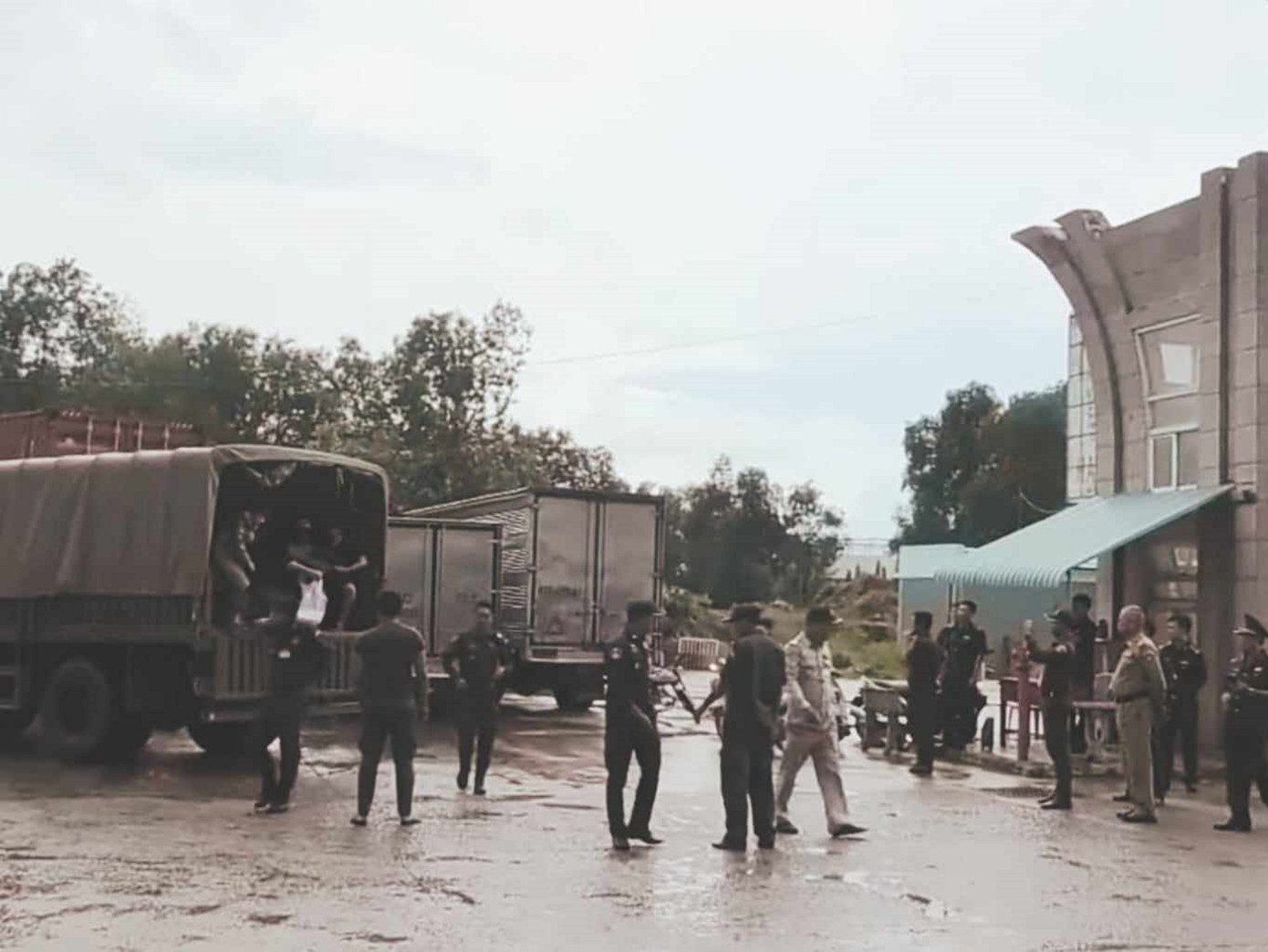 Những người liên quan trong buổi bàn giao 33 công dân.