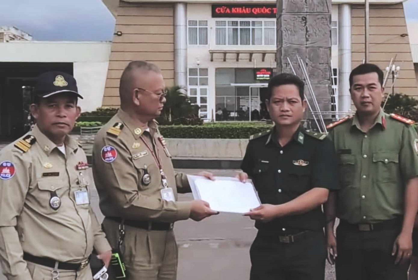 Đại diện phía Việt Nam và Campuchia làm thủ tục bàn giao 33 công dân.