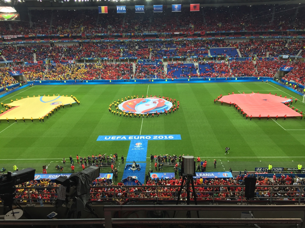 Pháp và Thụy Sĩ dắt tay nhau vào vòng sau ảnh 13