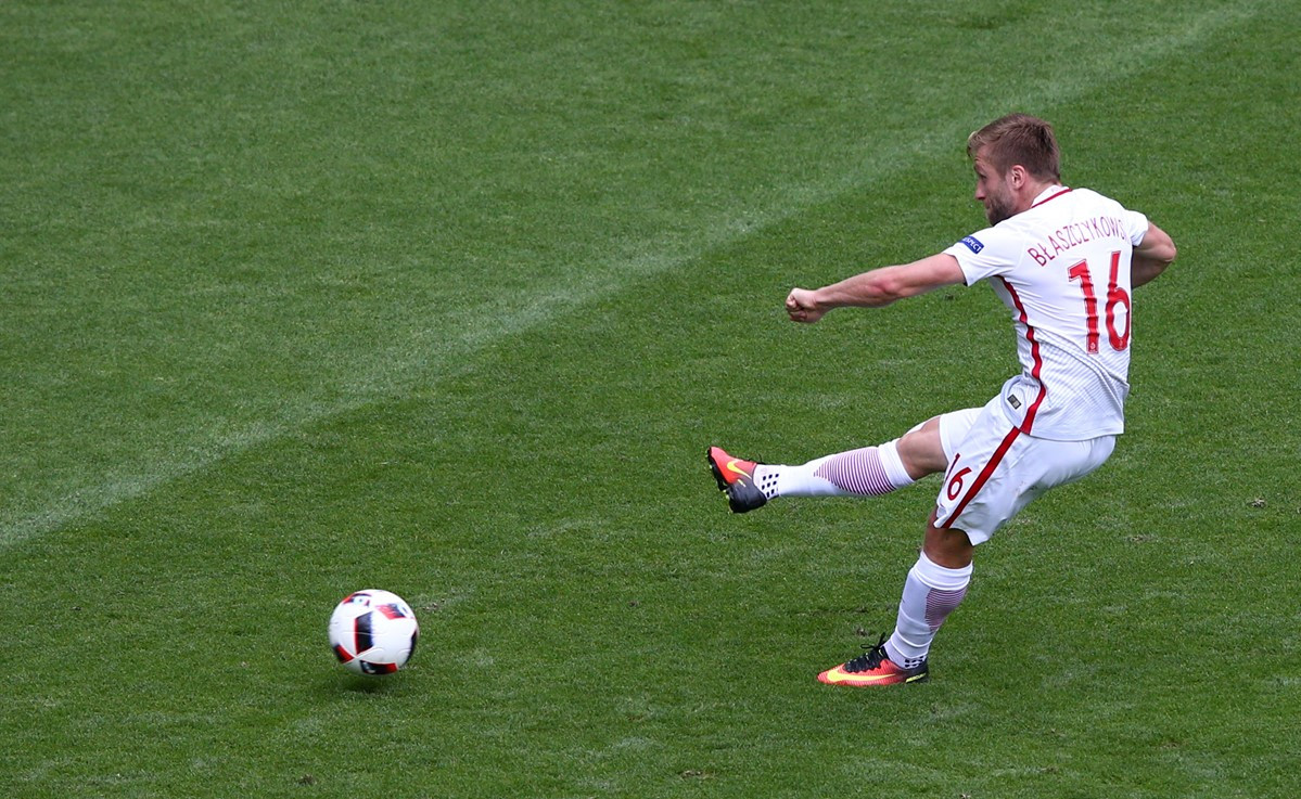 Hạ Thụy Sĩ ở loạt 'đấu súng', Ba Lan lần đầu vào tứ kết ảnh 15