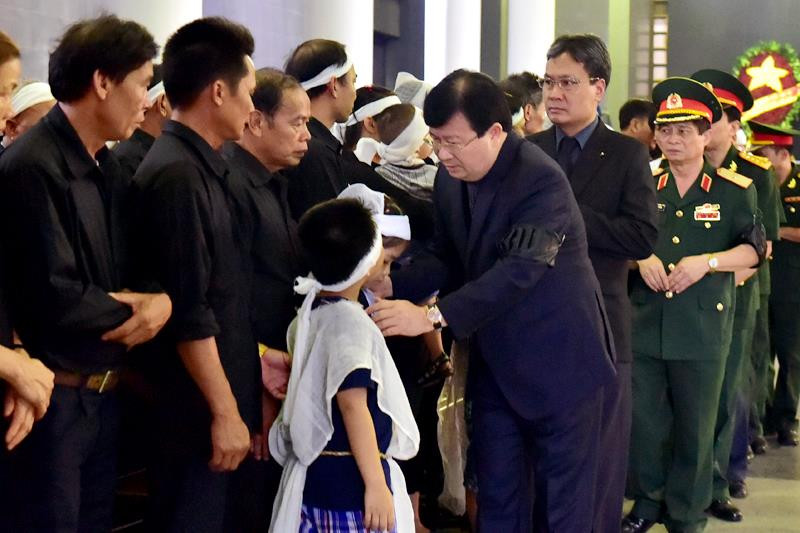 Hàng nghìn người đội mưa tiễn biệt 9 liệt sĩ CASA-212 ảnh 34