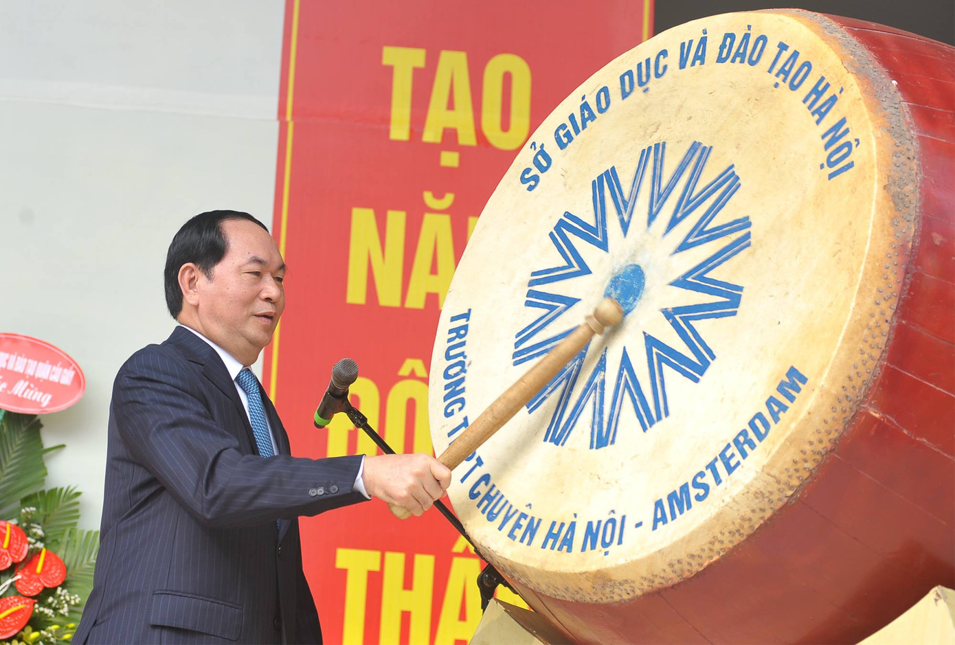 Chủ tịch nước đánh trống khai giảng năm học mới ảnh 18