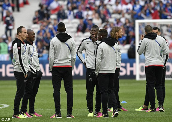 Pháp và Thụy Sĩ dắt tay nhau vào vòng sau ảnh 3