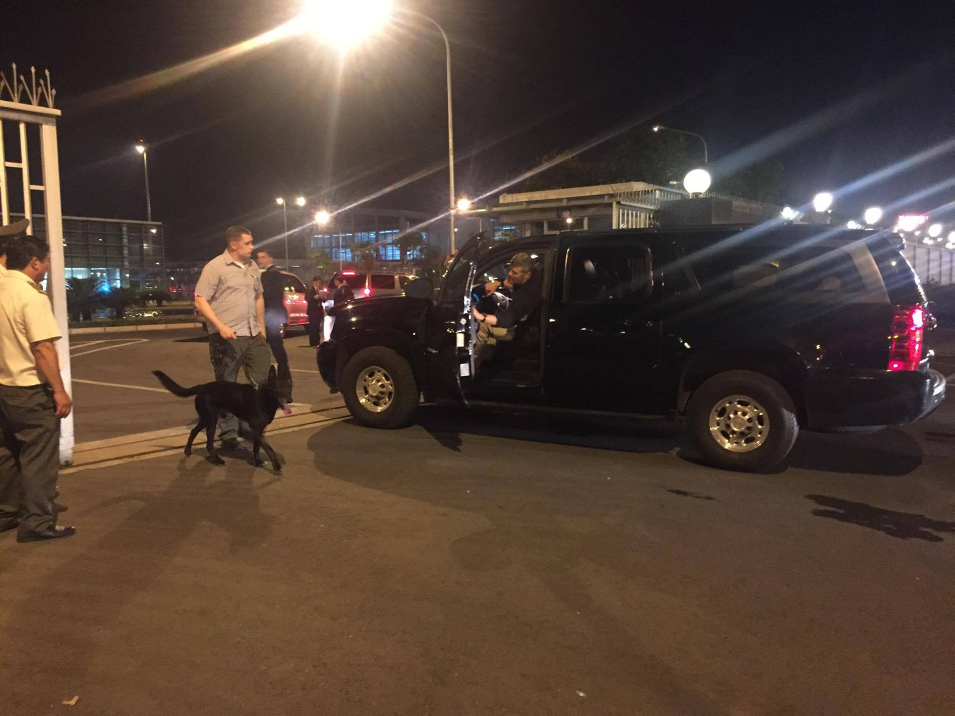 Tổng thống Mỹ Obama đã đến Hà Nội ảnh 19