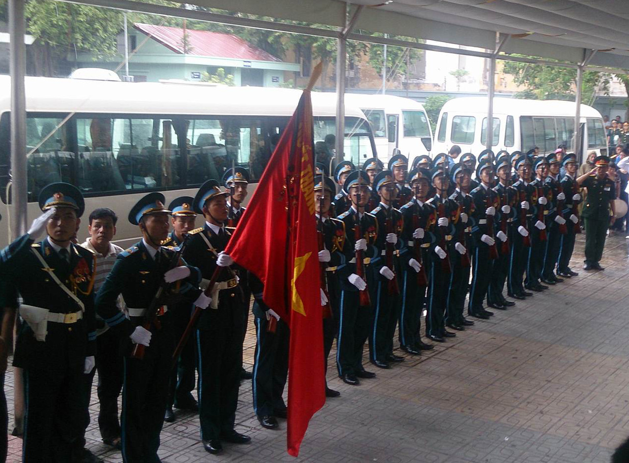 Hàng nghìn người đội mưa tiễn biệt 9 liệt sĩ CASA-212 ảnh 6