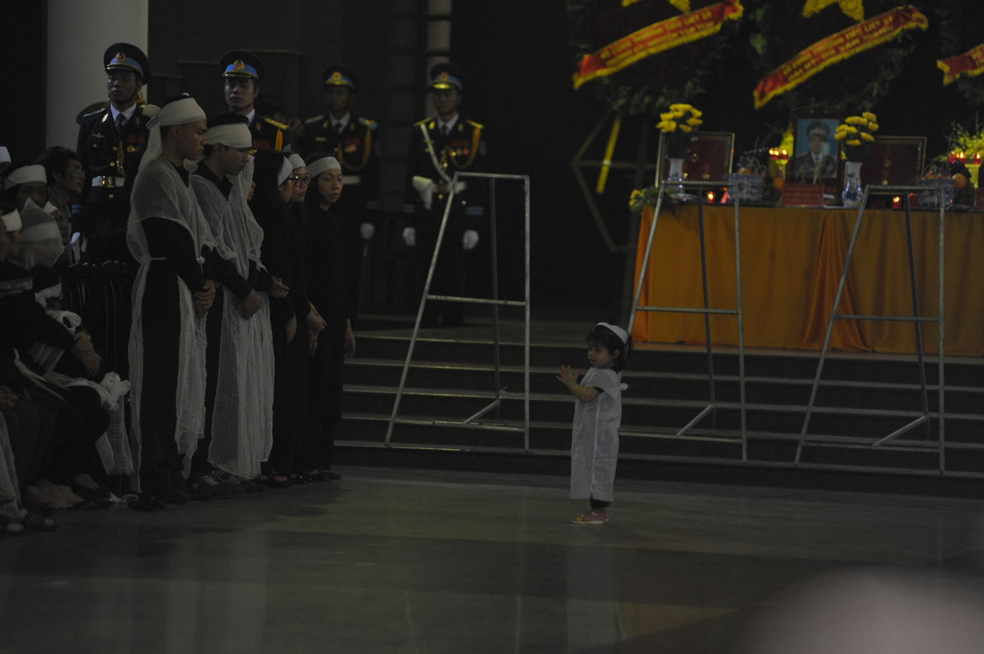 Hàng nghìn người đội mưa tiễn biệt 9 liệt sĩ CASA-212 ảnh 30