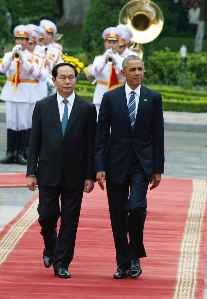 Khi Quốc ca Mỹ vang lên, ông Obama đặt tay lên tim. Ông Obama thưởng thức bún chả Hà Nội ảnh 55