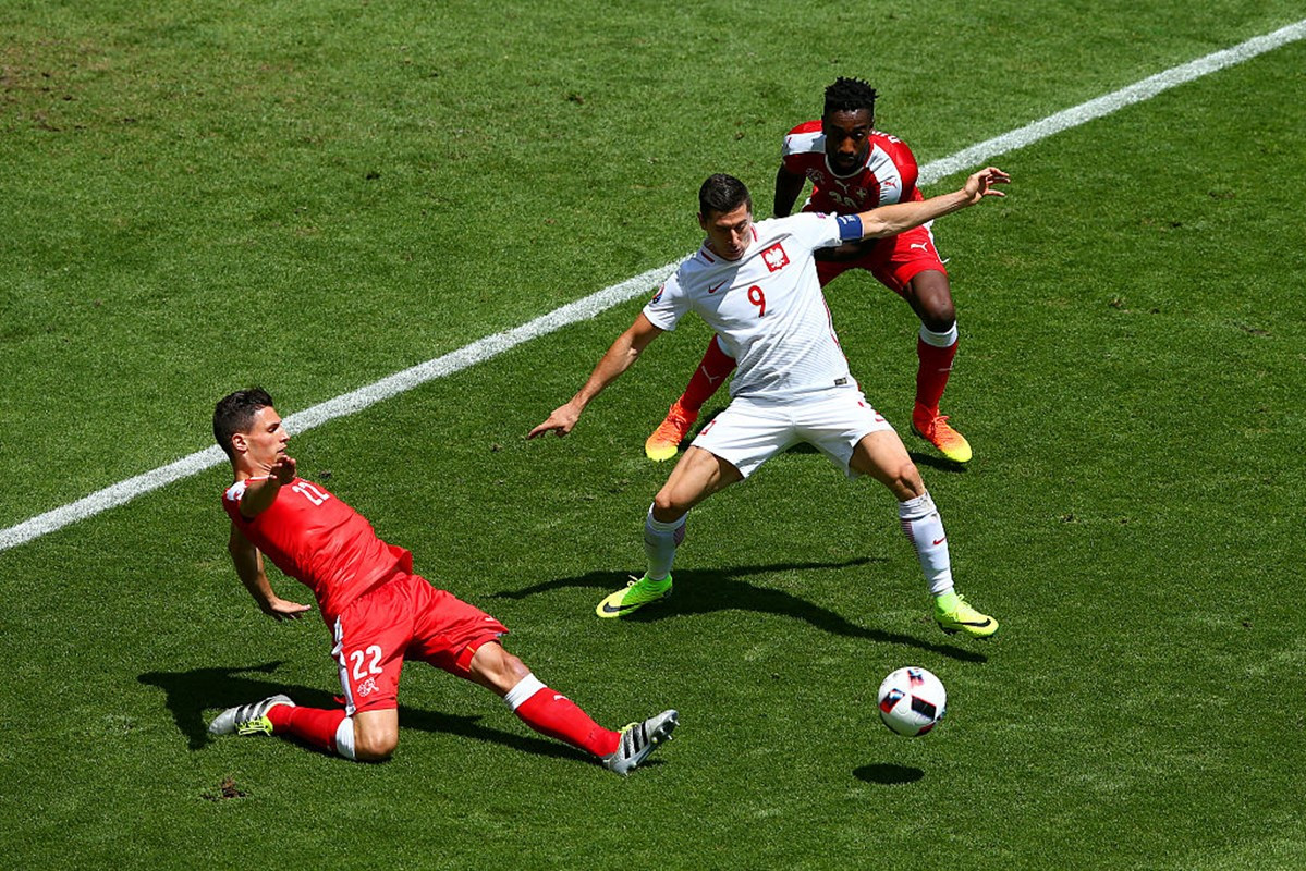 Hạ Thụy Sĩ ở loạt 'đấu súng', Ba Lan lần đầu vào tứ kết ảnh 14