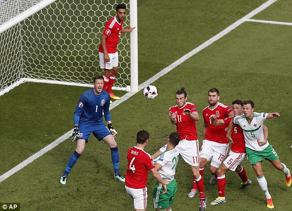 Hậu vệ đốt lưới nhà, Bắc Ireland tức tưởi trao vé cho xứ Wales ảnh 7