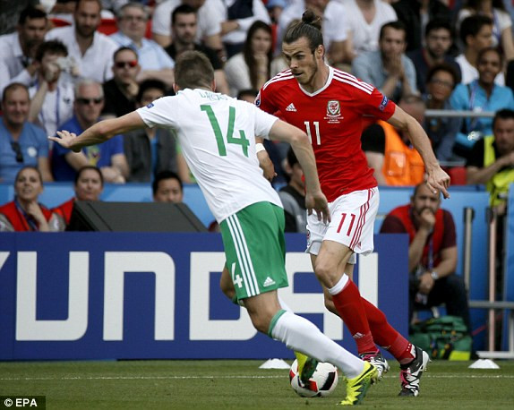 Hậu vệ đốt lưới nhà, Bắc Ireland tức tưởi trao vé cho xứ Wales ảnh 6