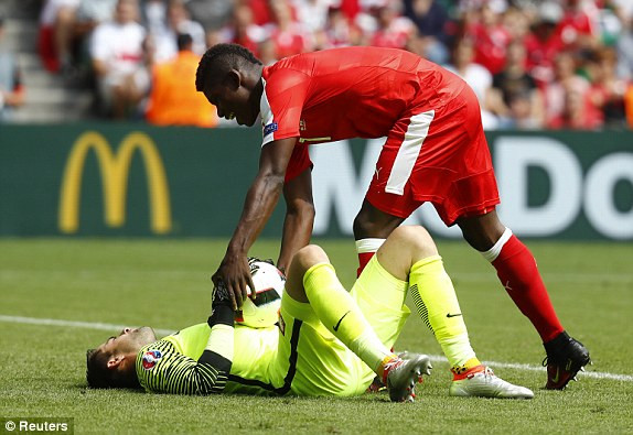 Hạ Thụy Sĩ ở loạt 'đấu súng', Ba Lan lần đầu vào tứ kết ảnh 22