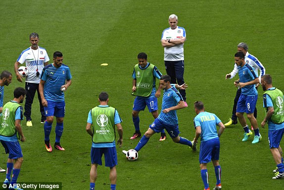 Thua trắng Italia 2 bàn, Tây Ban Nha thành cựu vương ảnh 10