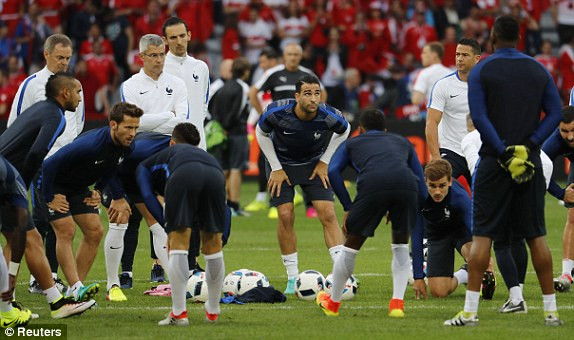 Pháp và Thụy Sĩ dắt tay nhau vào vòng sau ảnh 1