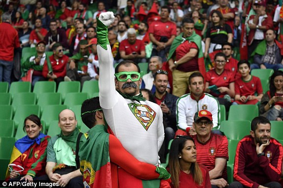 Ronaldo 'tịt ngòi', Bồ Đào Nha chia điểm với Iceland ảnh 2